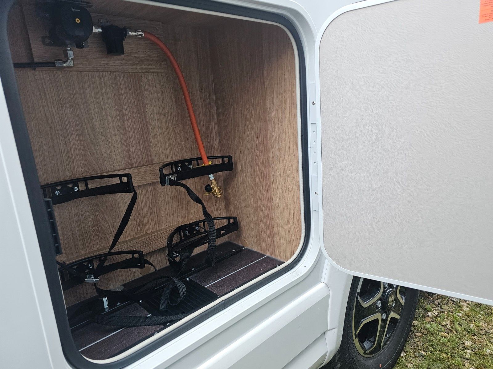SKY TI 650 MEG AUTO;5 PAKETE;TV;S7;L-SITZ;LED-SC